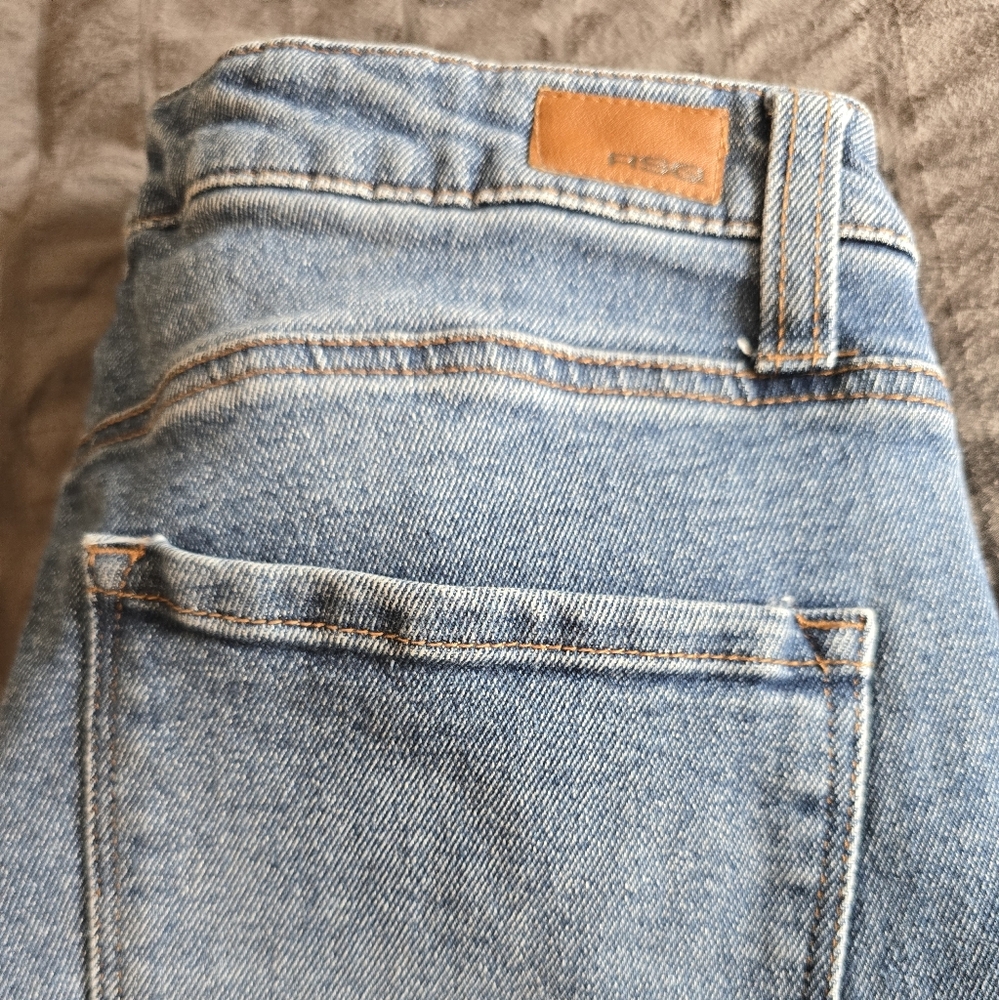 RSQ High Rise Straight leg - distressed in the knee size 29